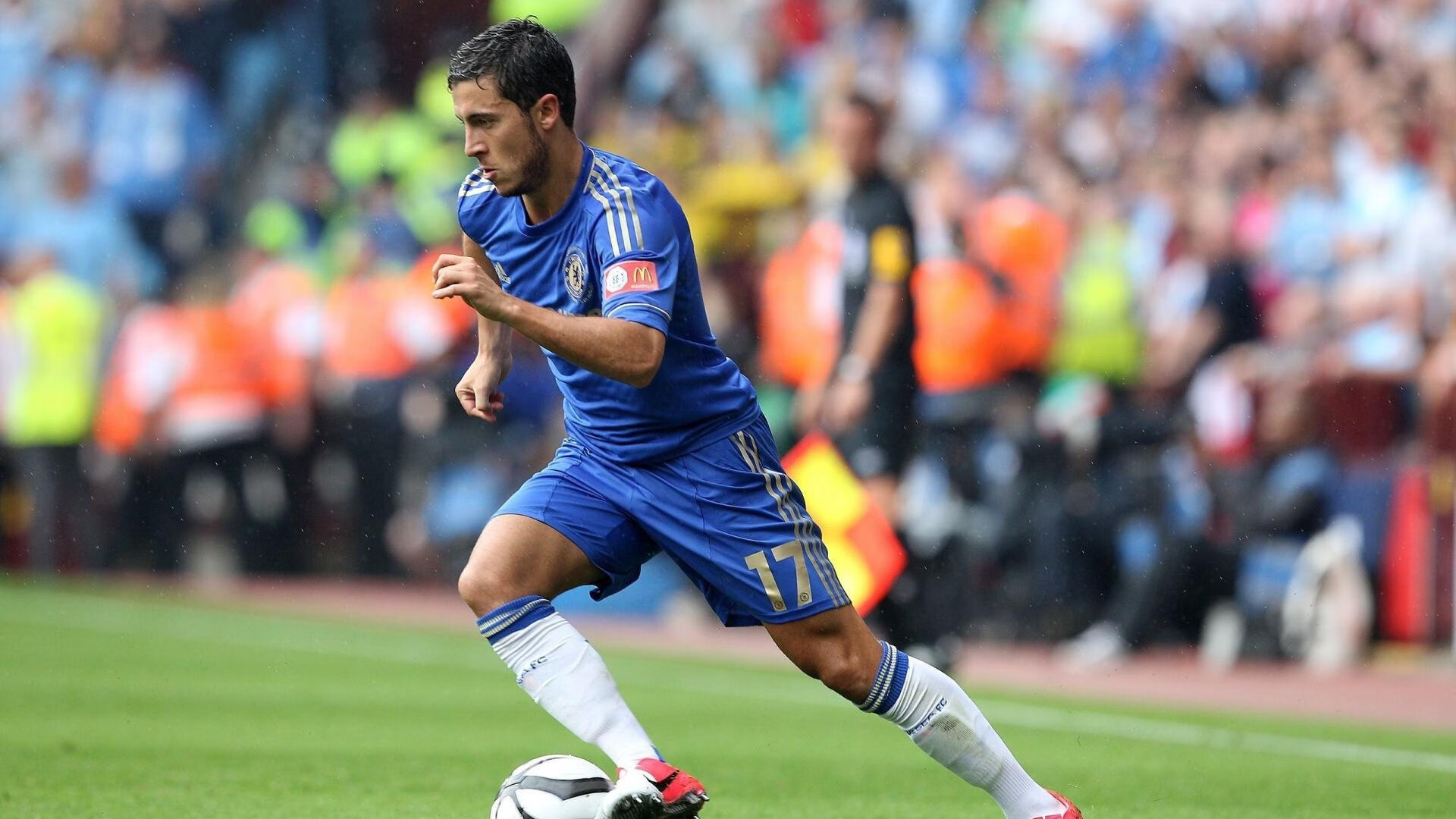 越来越多的校园足球比赛进入高校校园生活,校园足球现状